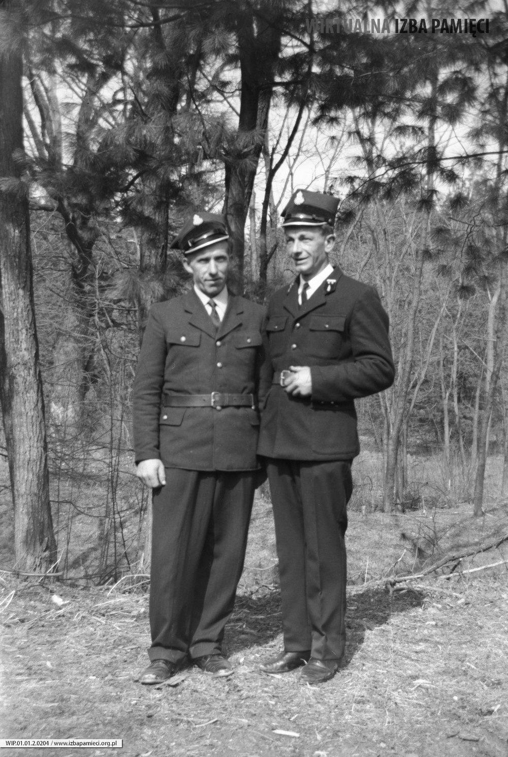 1965. Józef Sutkowy i Michał Szwajczak w mundurach Ochotniczej Straży Pożarnej w Mołodyczu