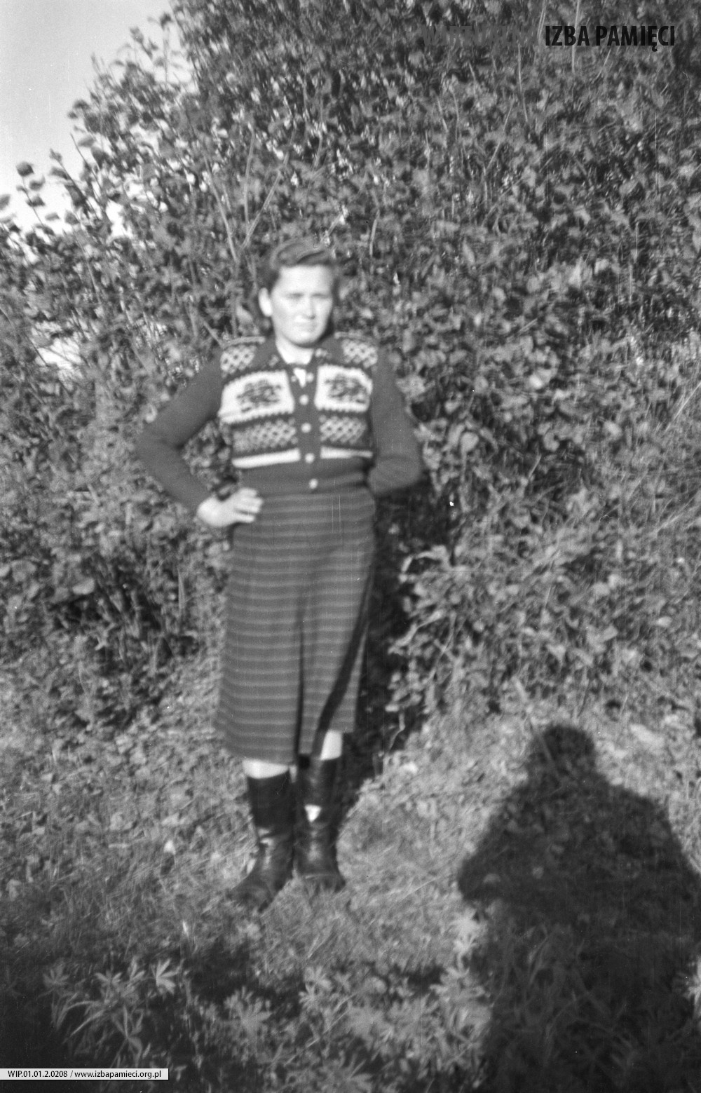 1958. Karolina Zagrobelna na tle zieleni