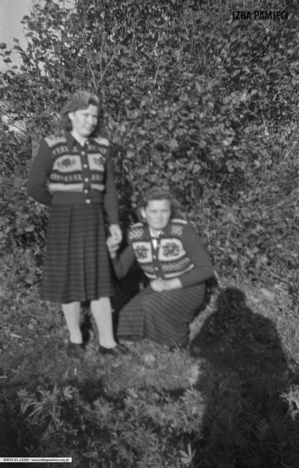1958. Aniela Zagrobelna i Karolina Zagrobelna w podobnych ubraniach