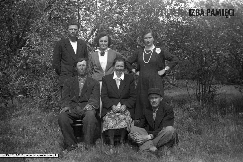 1965. Rodzina Marczaków z przyjaciółmi, przysiółek Kaczmarze