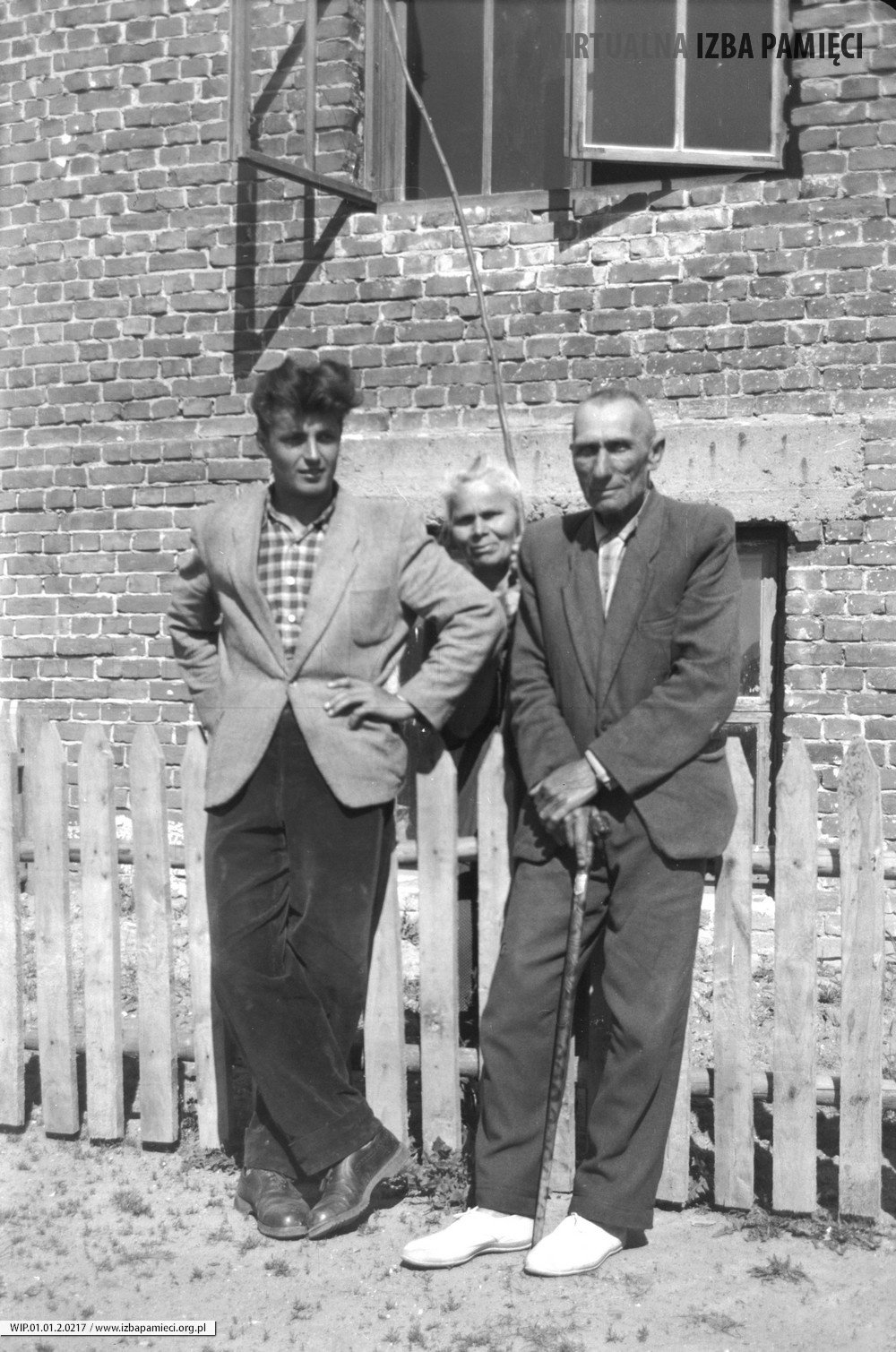1956. Nauczyciele przed szkołą w Mołodyczu