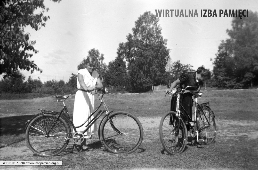 1956. Nauczycielki szkoły w Mołodyczu z rowerami