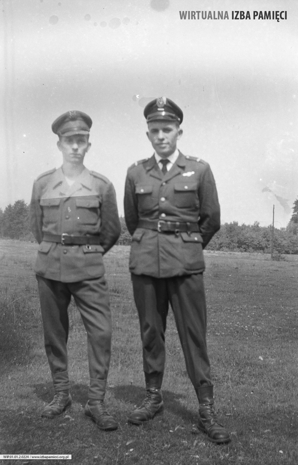 1960. Dwaj żołnierze Ludowego Wojska Polskiego w trakcie urlopu 