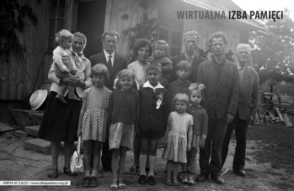 1971. Rodzina Hubaczów w dniu Pierwszej Komunii Świętej syna Stanisława