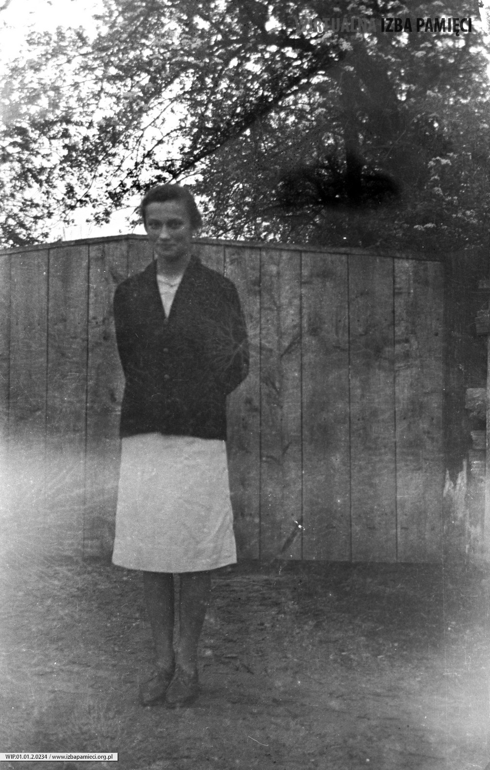 Lata 50. XX wieku. Józefa Markiewicz przed bramą rodzinnego gospodarstwa