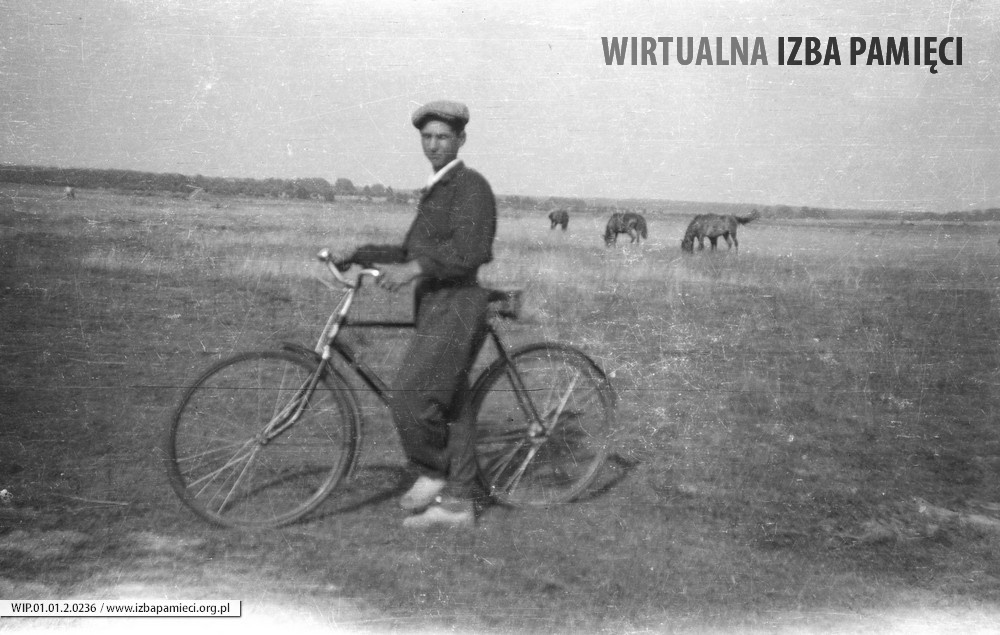 Lata 50. XX wieku. Jan Zagrobelny z rowerem