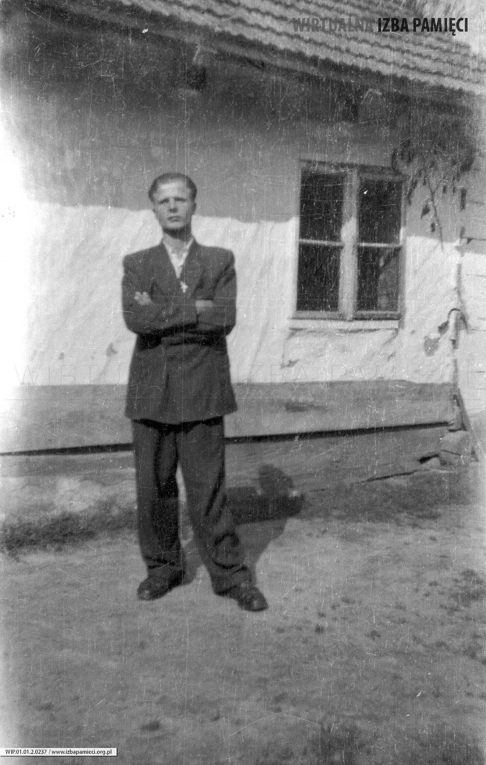 Lata 60. XX wieku. Franciszek Hubacz przed starym domem