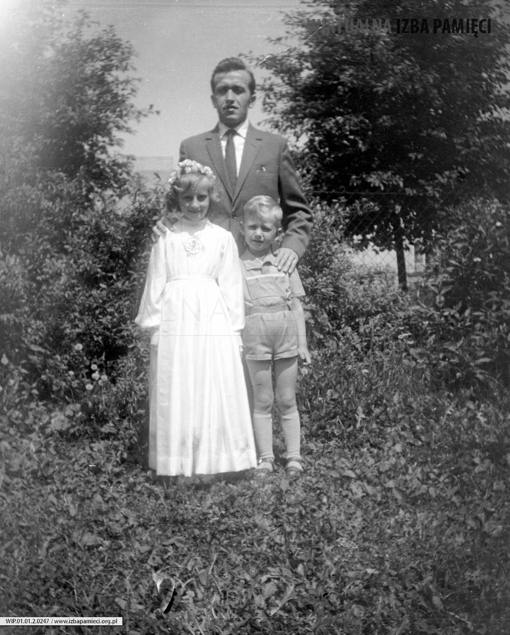 Lata 60. XX wieku. Mężczyzna z dziećmi