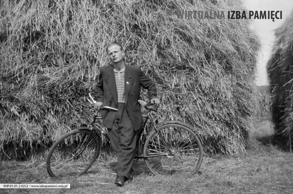 Lata 60. XX wieku. Franciszek Hubacz z rowerem