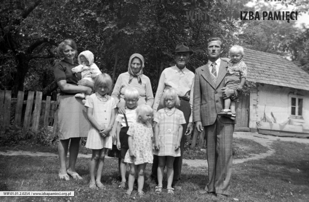Lata 70. XX wieku. Agata i Andrzej Hubacz z synem, synową i ich dziećmi