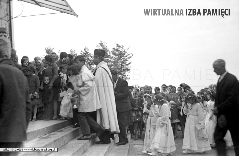 1972. Wprowadzenie dzieci pierwszokomunijnych do kościoła w Mołodyczu
