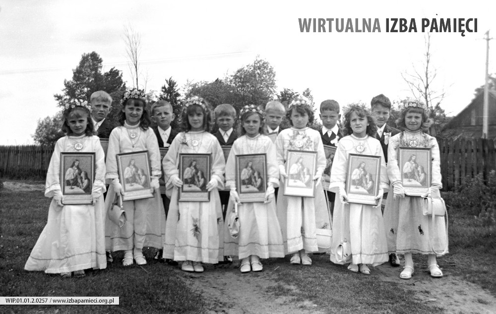 1972. Dzieci przystępujące do Pierwszej Komunii Świętej z pamiątkowymi obrazkami
