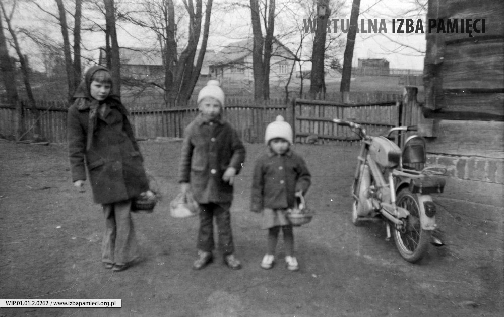 Lata 70. XX wieku. Dzieci Franciszka Hubacza wracają z koszyczkami - od 