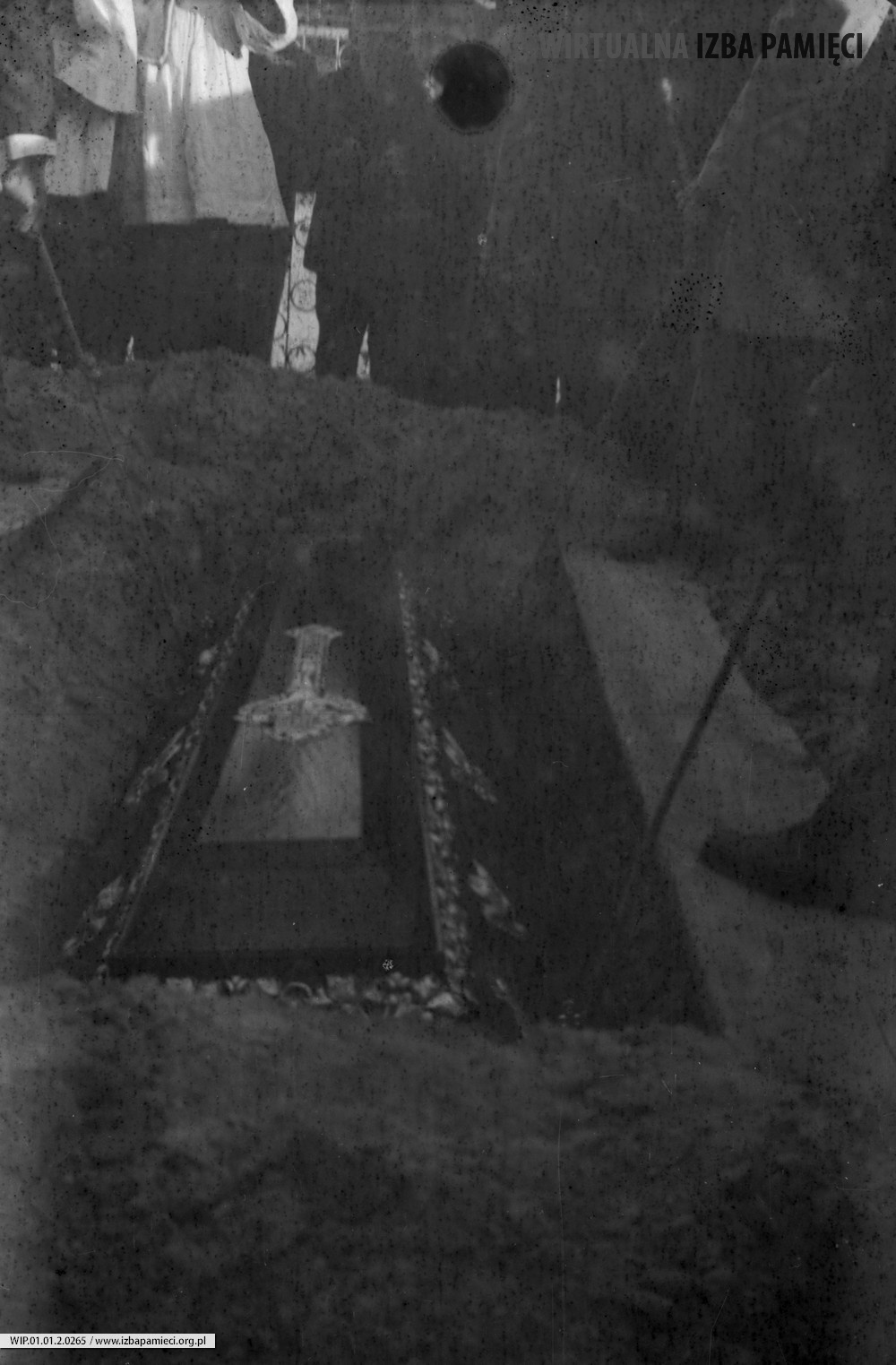 Lata 70. XX wieku. Złożenie trumny do grobu na cmentarzu parafialnym w Mołodyczu