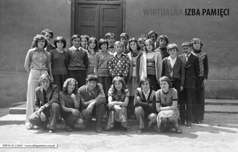 1977. Absolwenci klasy VII i VIII Szkoły Podstawowej w Mołodyczu przed głównym wejściem do budynku szkoły 