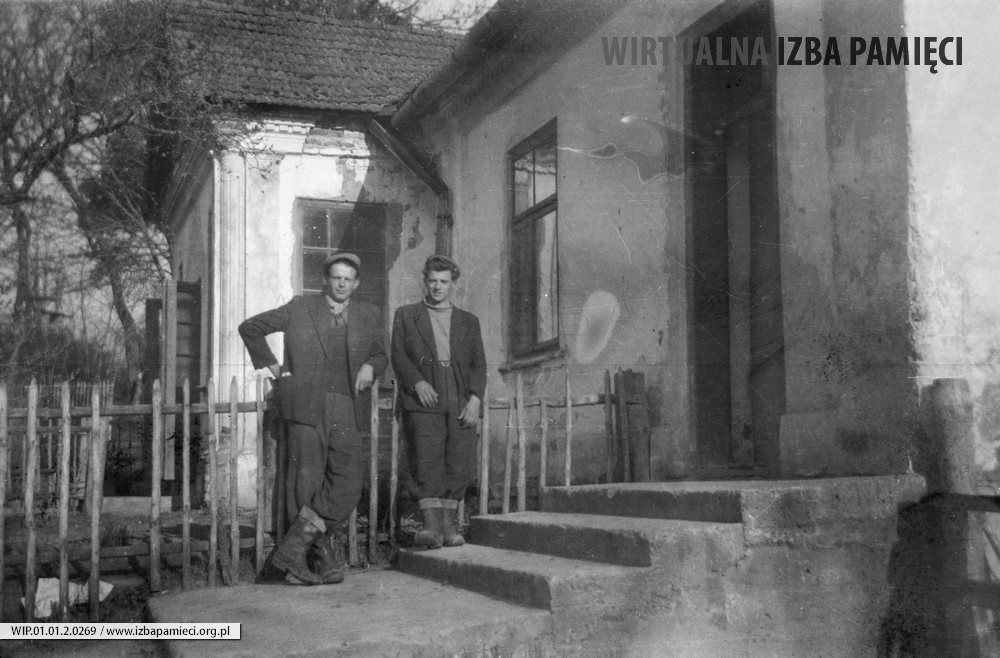 Lata 50. XX wieku. Józef Adamiec i Władysław Purcha z Mołodycza przed budynkiem plebanii grekokatolickiej