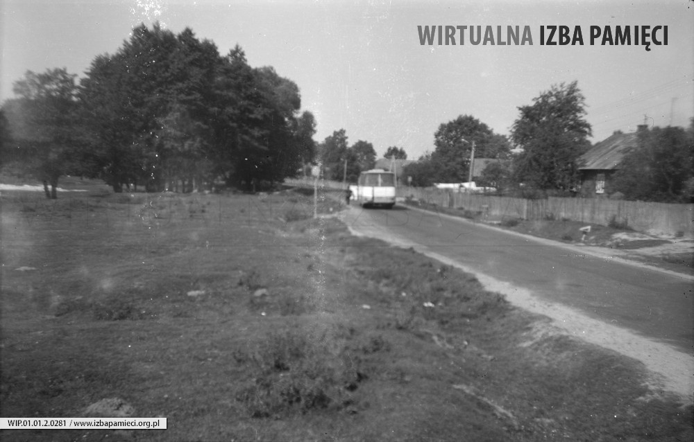 1980. Autobus PKS w Jarosławiu na przystanku w Mołodyczu-Grobli