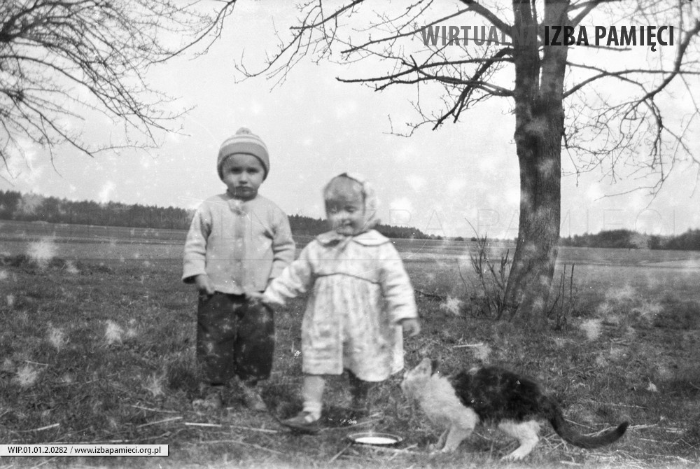 Lata 60. XX wieku. Stasio i Gienia Hubacz z kotkiem