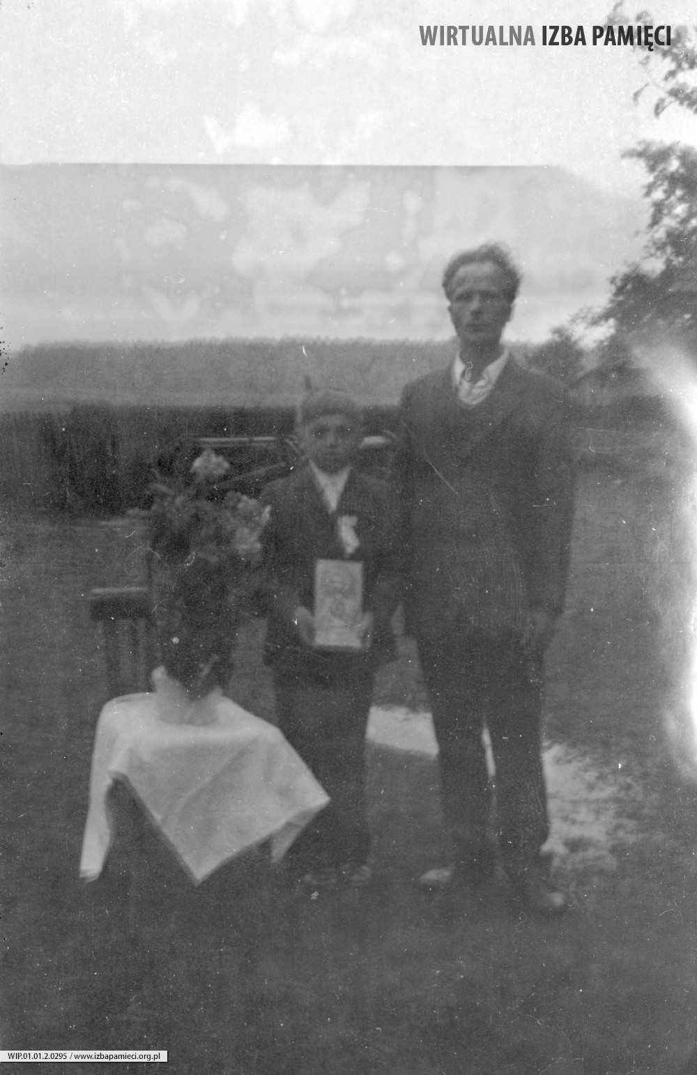 Lata 70. XX wieku. Franciszek Hubacz ze swoim bratankiem w dniu I Komunii