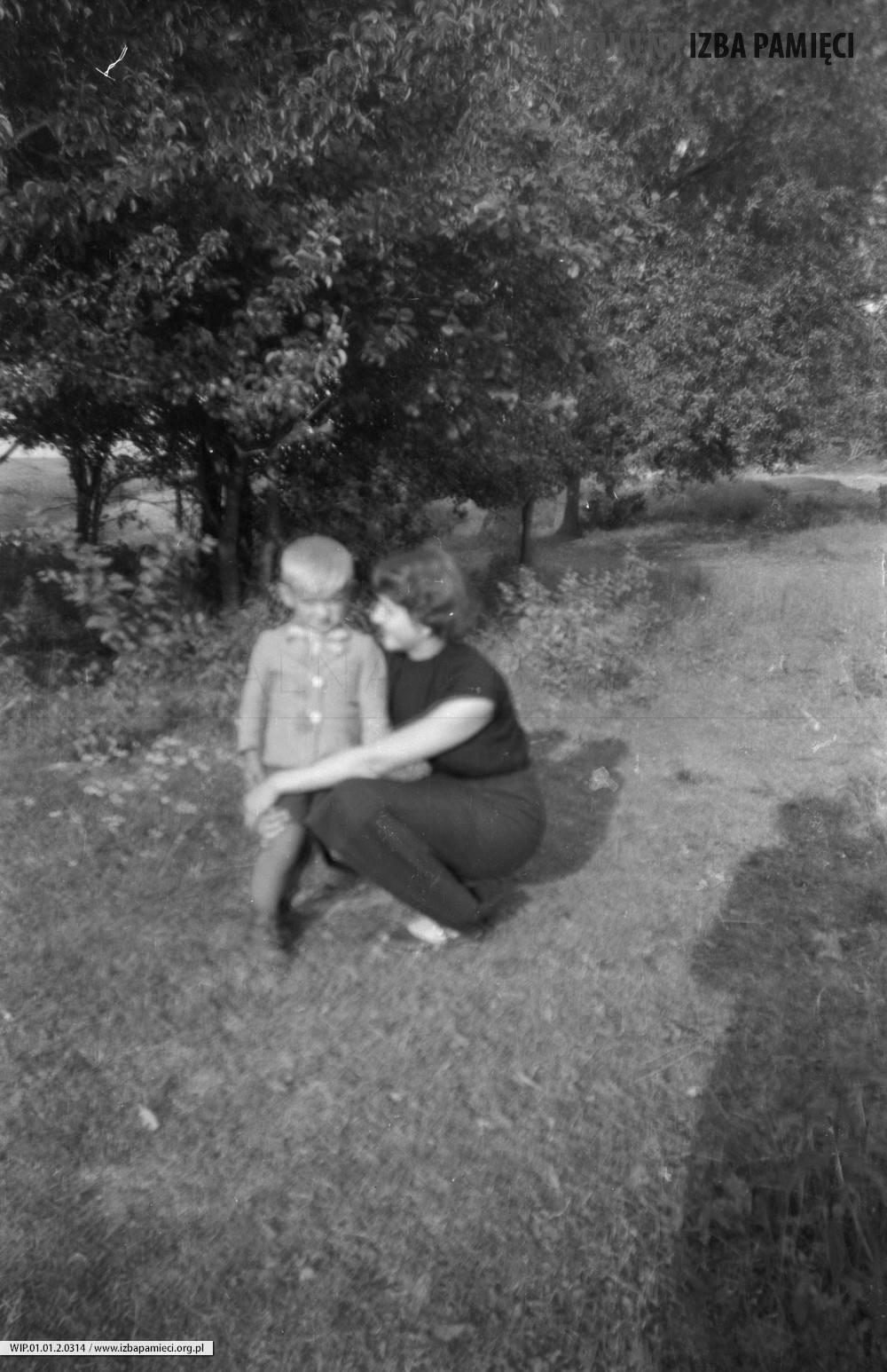 Lata 60. XX wieku. Józio Purcha z Mołodycza ze swoją ciocią Józefą