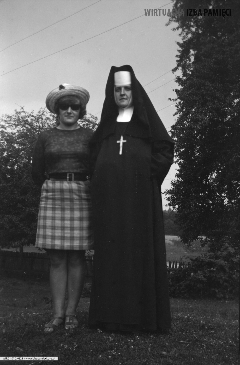 Lata 60. XX wieku. Siostra zakonna Maria Rokosz ze swoją kuzynką