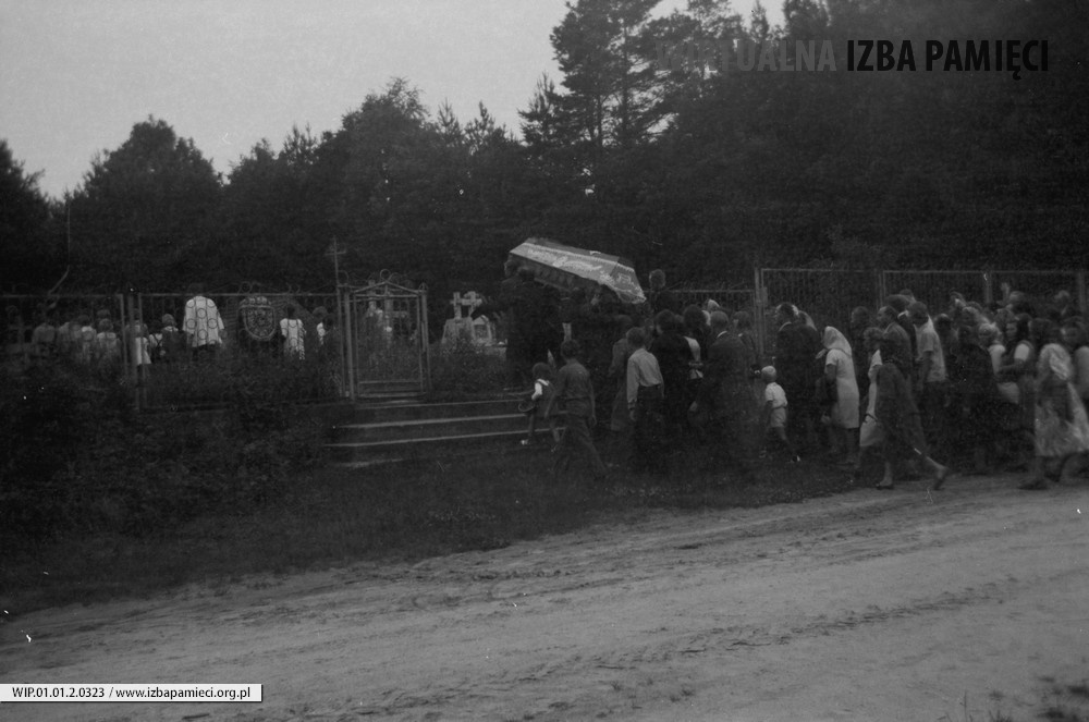 Lata 70. XX wieku. Kondukt pogrzebowy wchodzi na cmentarz parafialny w Mołodyczu