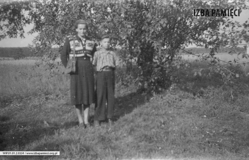 Lata 60. XX weku. Aniela Sutkowy z Mołodycza z synem Henrykiem