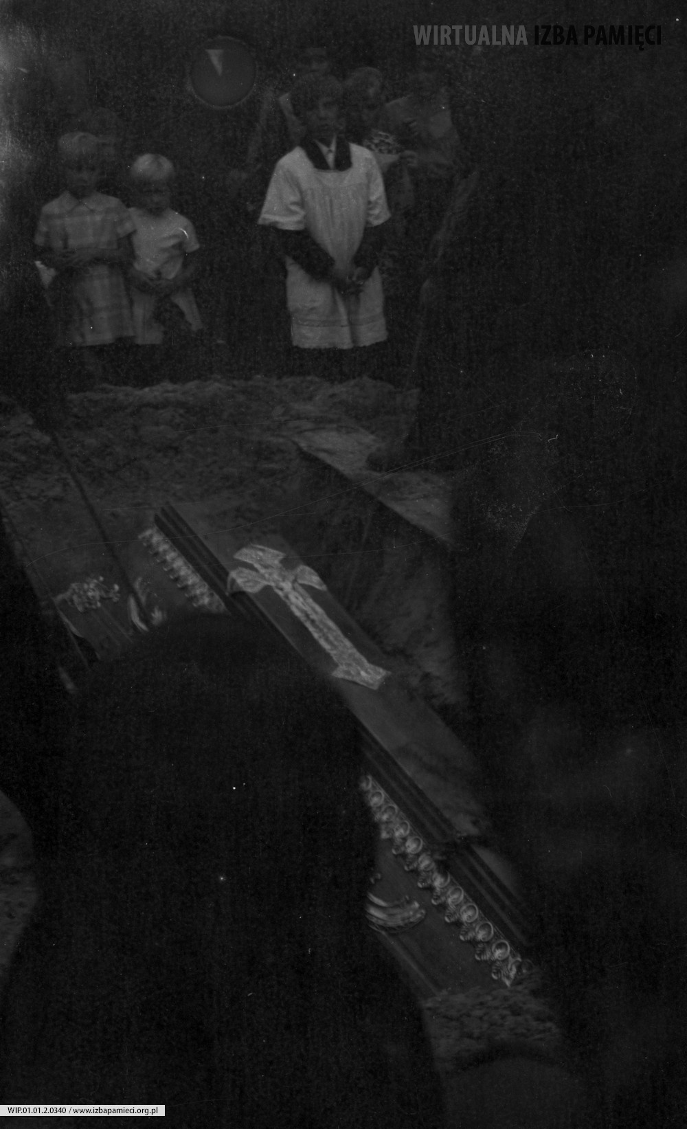Lata 70. XX wieku. Składanie trumny do grobu na cmentarzu w Mołodyczu