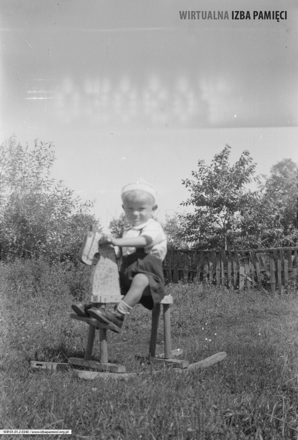1957. Mały Mirosław Hubacz na drewnianym koniku