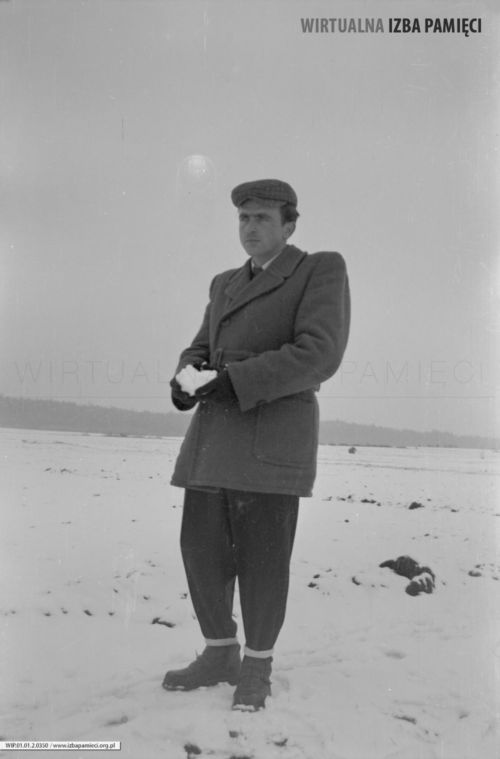 Lata 50. XX wieku. Jan Szwajczak z Mołodycza na tle zimowego krajobrazu