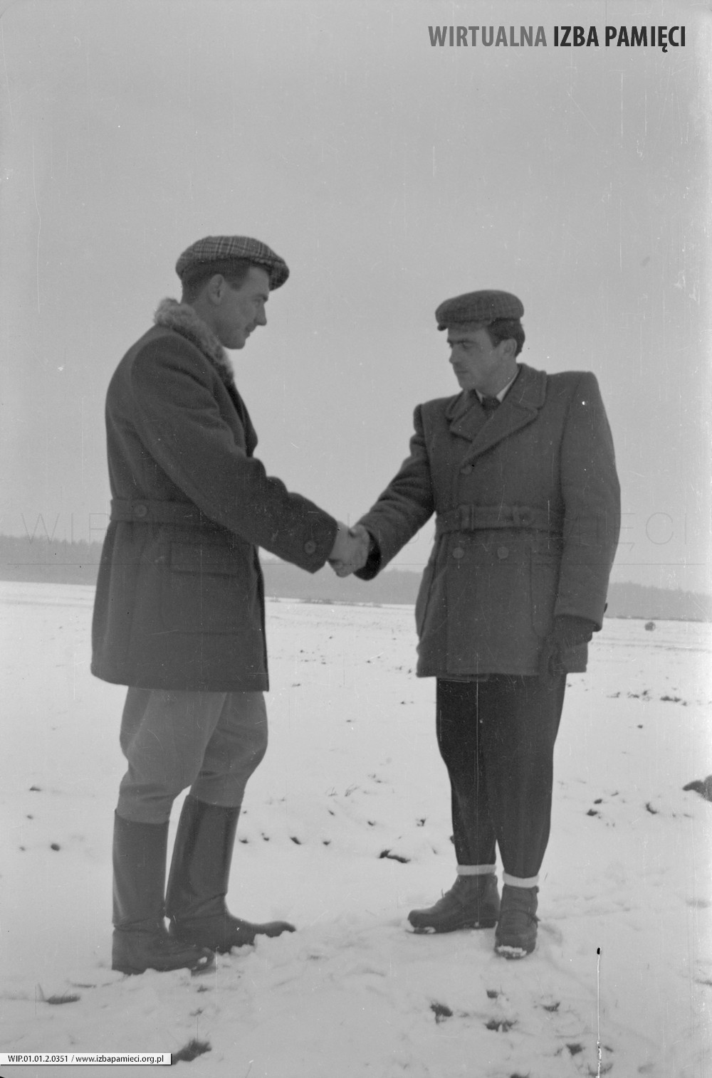 Lata 50. XX wieku. Powitanie kolegów z Mołodycza: Feliksa Zagrobelnego (z lewej) i Jana Szwajczaka 