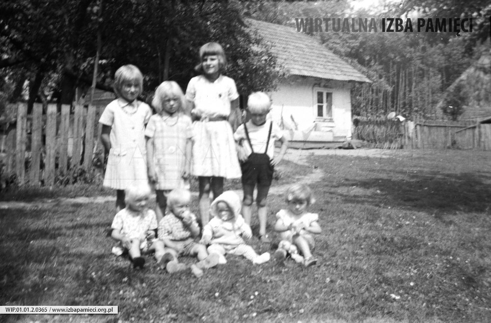 1975. Gienia Hubacz (najwyższa) z dziećmi Marii i Andrzeja Hubaczów