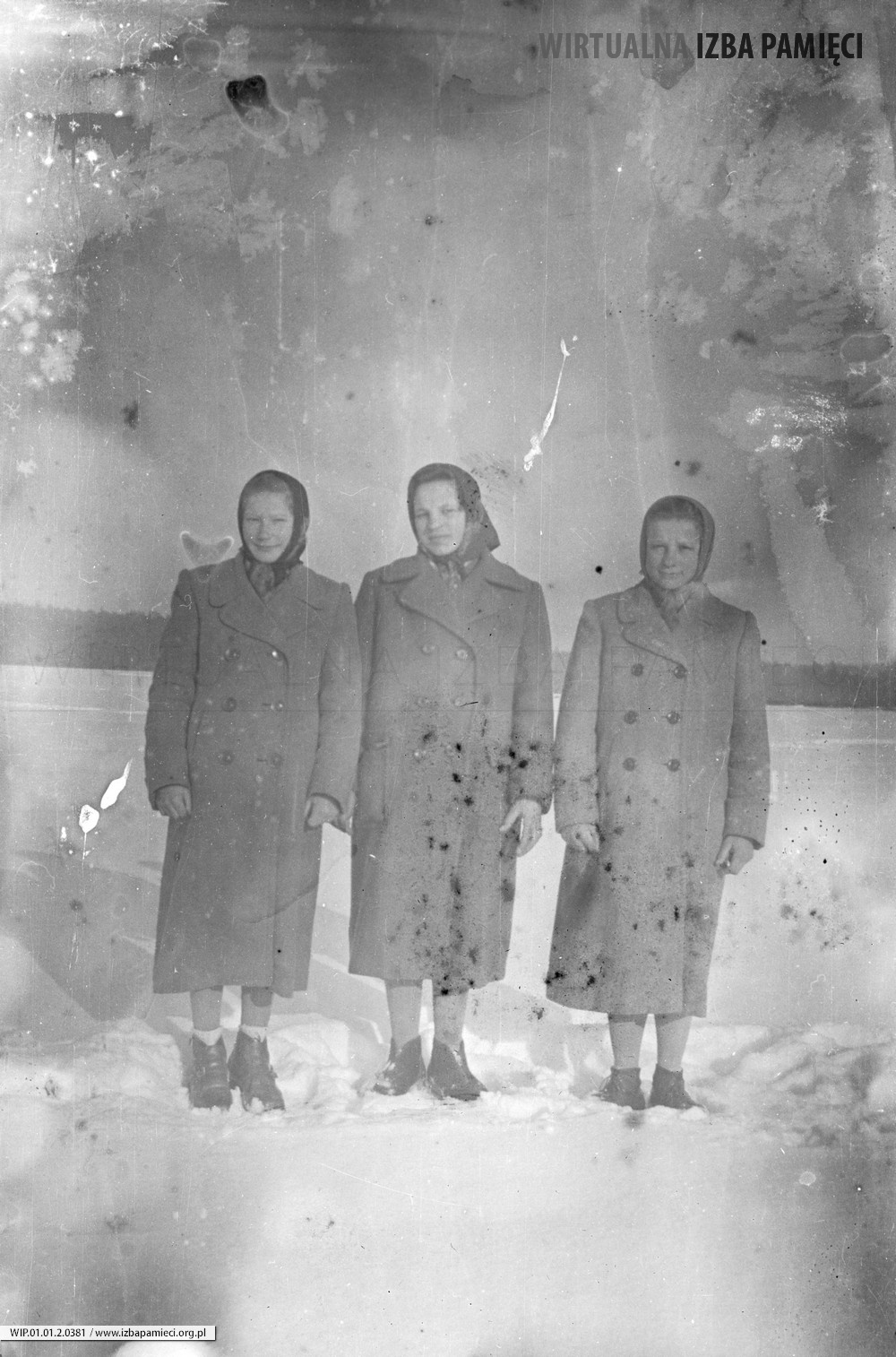 Lata 50. XX wieku. Maria Hubacz z Mołodycza (pierwsza z lewej) ze swoimi koleżankami