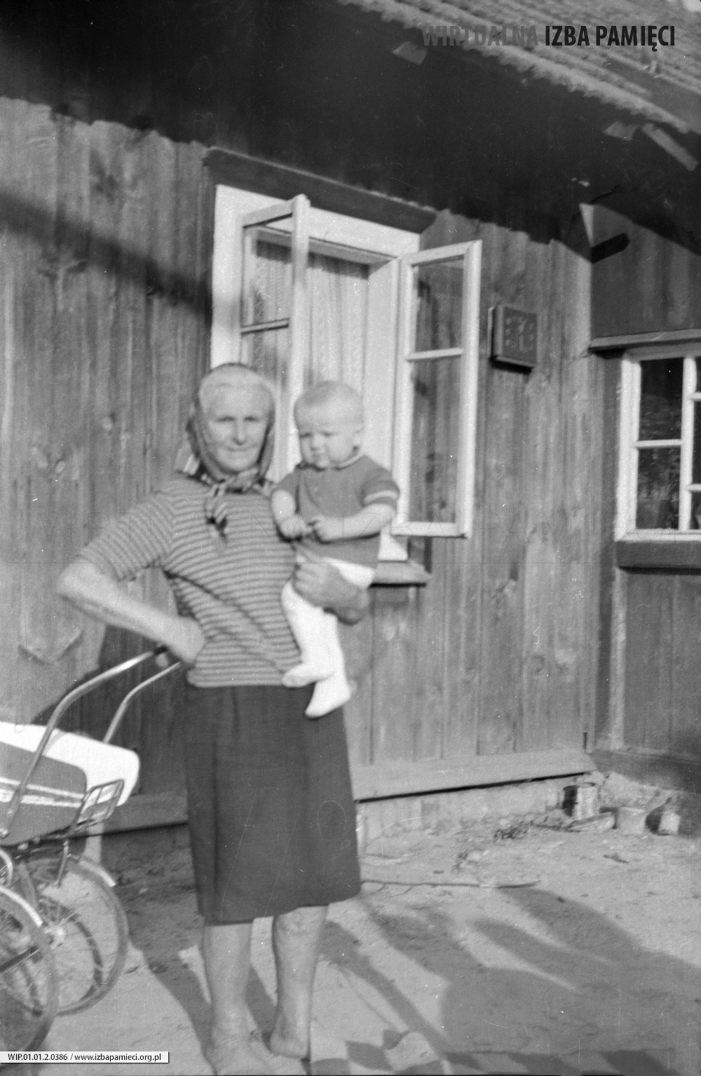 Lata 60. XX wieku. Justyna Rokosz z Mołodycza z wnuczkiem