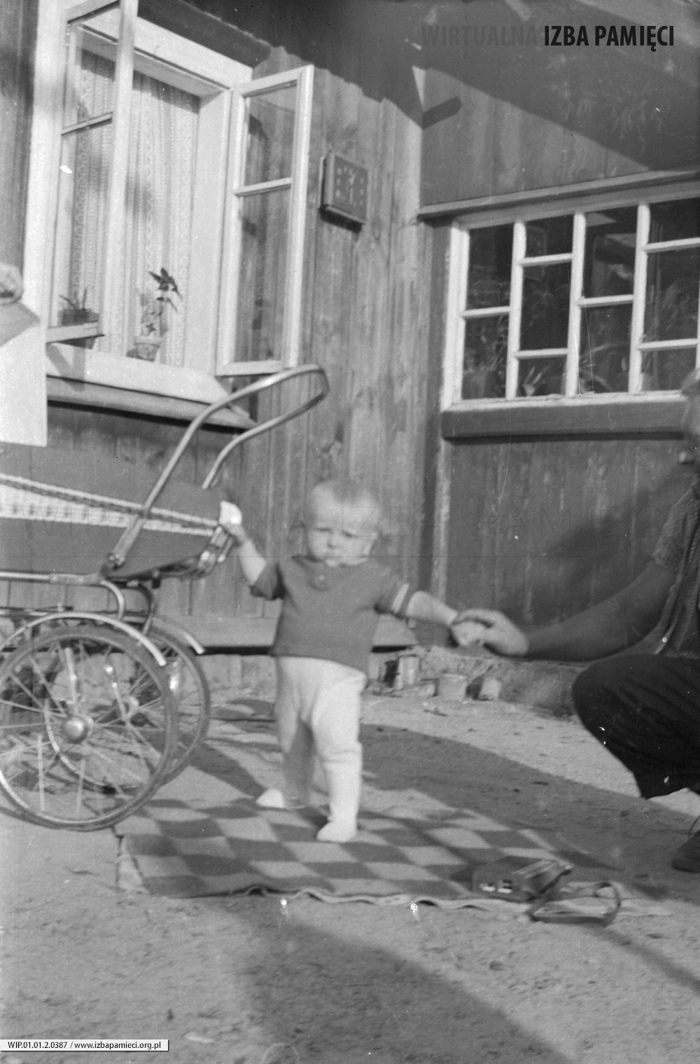 Lata 60. XX wieku. Rafał Rokosz obok swojego wózka