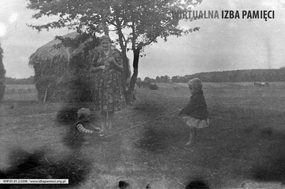 1966. Dzieci Cecylii Hubacz huśtają się na huśtawce pod okiem mamy