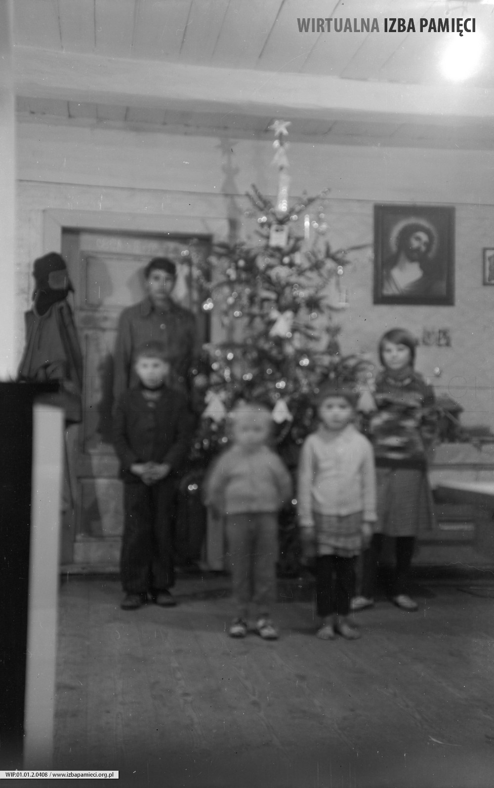 Lata 70. XX wieku. Dzieci Cecylii i Franciszka Hubaczów przy choince