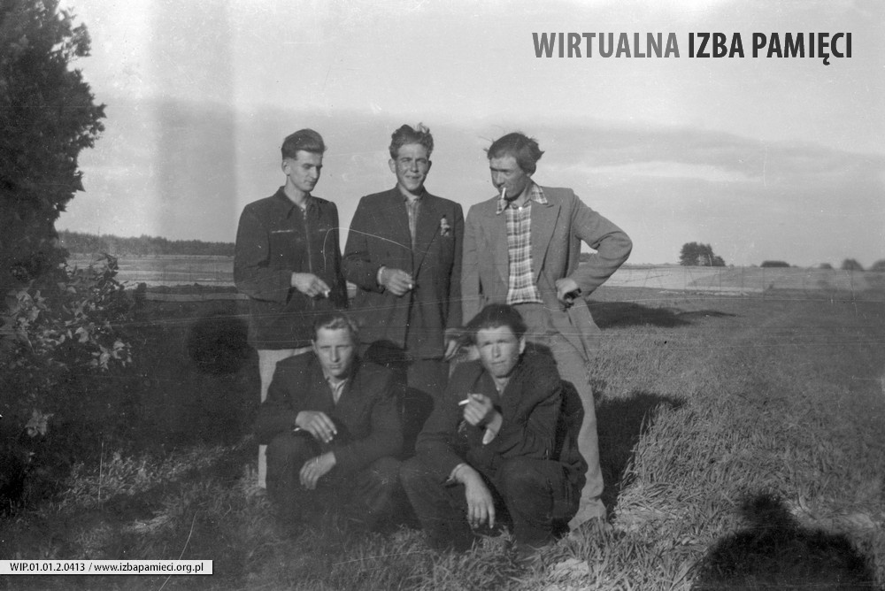 Lata 50. XX wieku. Grupa kolegów Romana Zagrobelnego (stoi pierwszy z lewej) z Mołodycza w czasie palenia papierosów