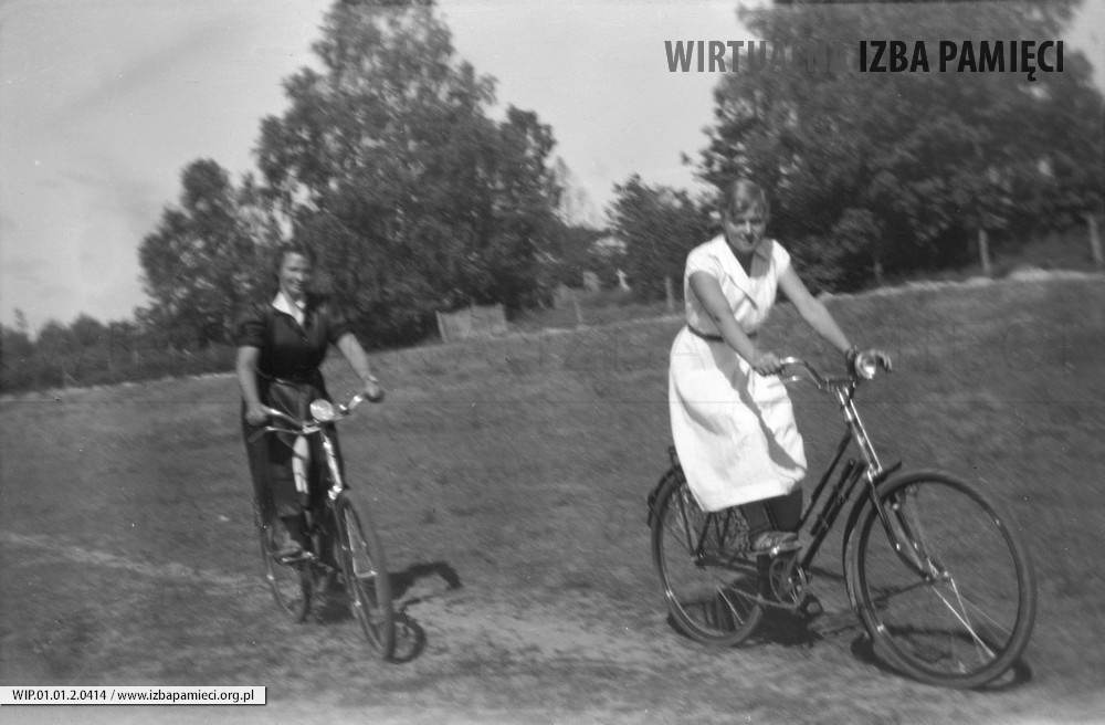 Lata 50. XX wieku. Nauczycielki szkoły w Mołodyczu na wycieczce rowerowej