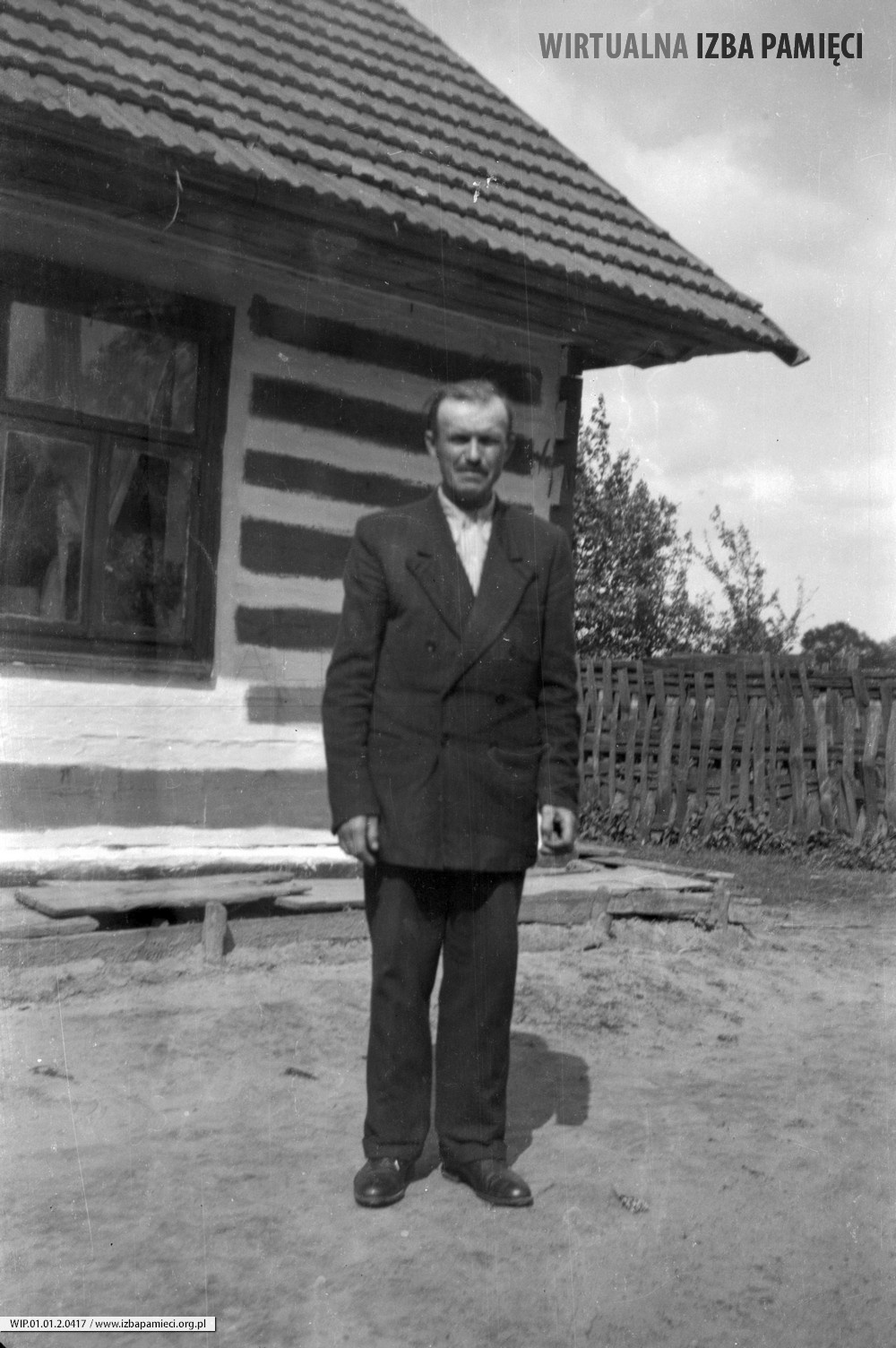 Lata 50. XX wieku. Jan Fil z Mołodycza - Kaczmarzy przed rodzinnym domem