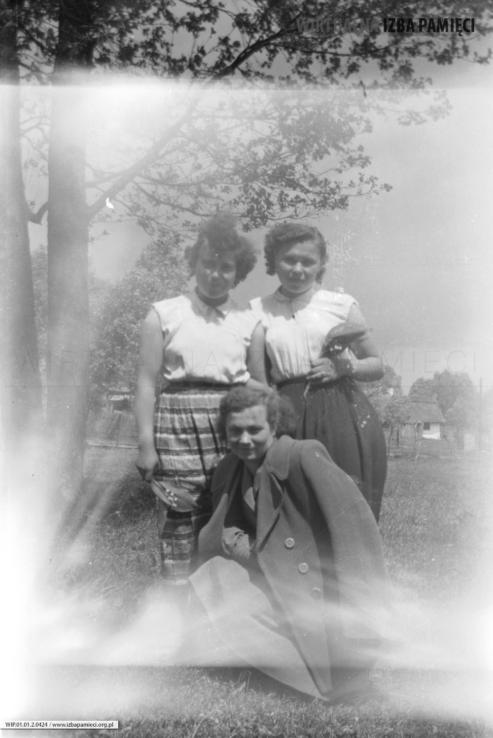 Lata 50. XX wieku. Maria Buniowska (Pryjda) - u dołu ze swoimi koleżankami z Mołodycza