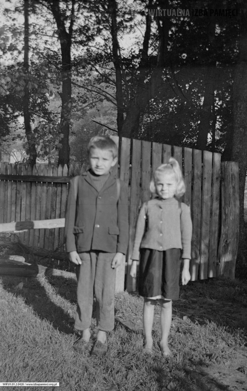 1970. Staszek i Gienia Hubaczowie w drodze do szkoły