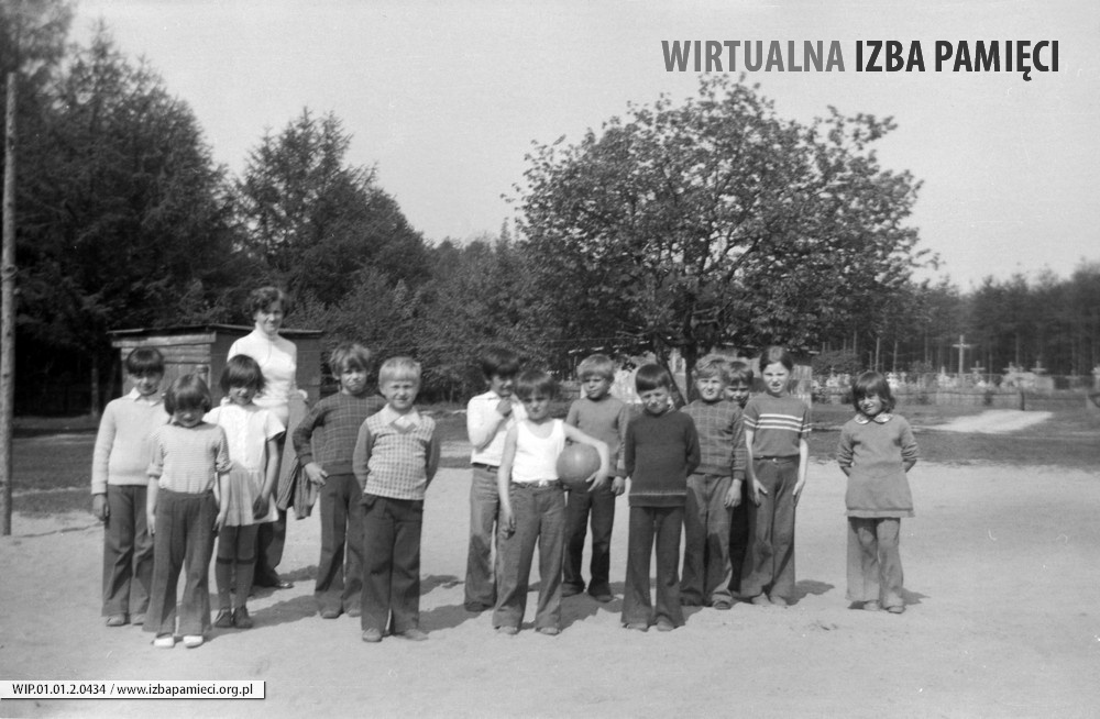 Lata 70. XX wieku. Uczniowie Szkoły Podstawowej w Mołodyczu z panią Michaliną Piskorz