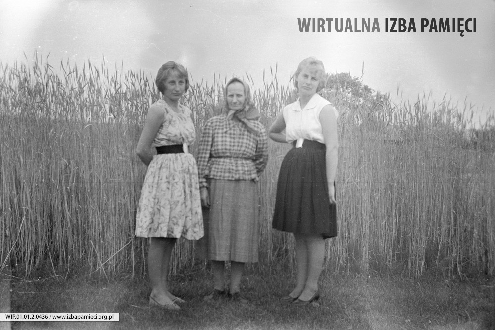 Lata 60. XX wieku. Maria Zagrobelna z Mołodycza ze swoimi córkami