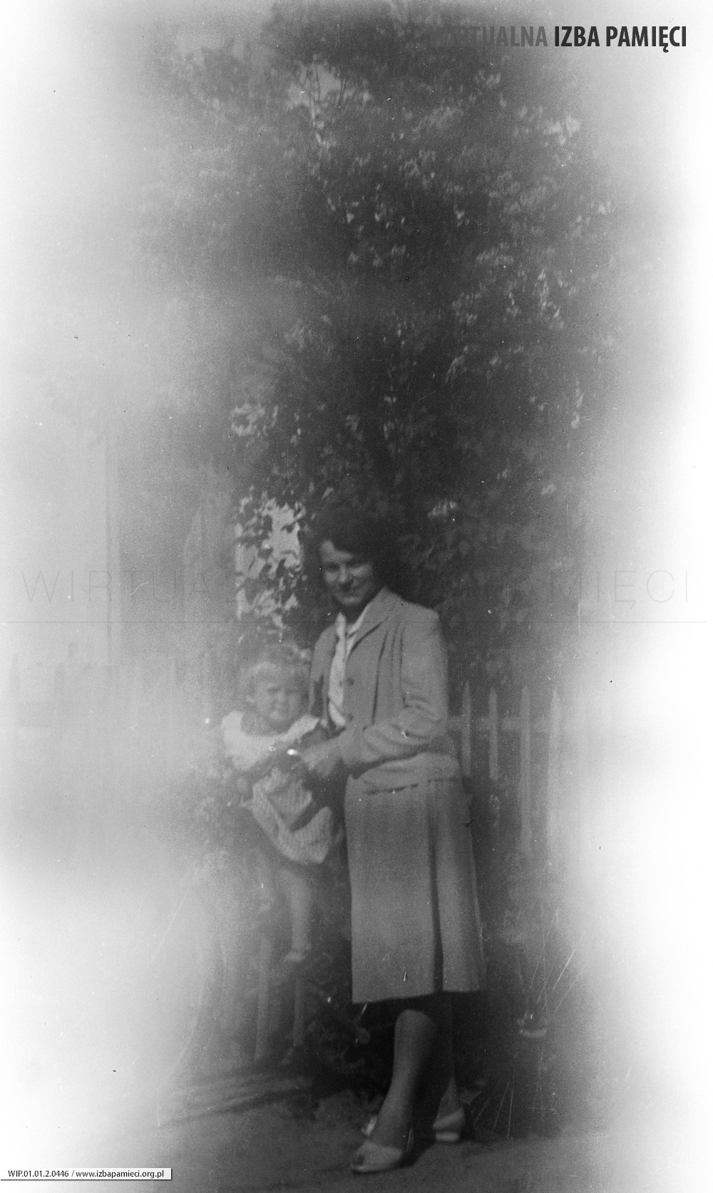 Lata 50. XX wieku. Anna Dobreńko z Mołodycza z córką Czesławą