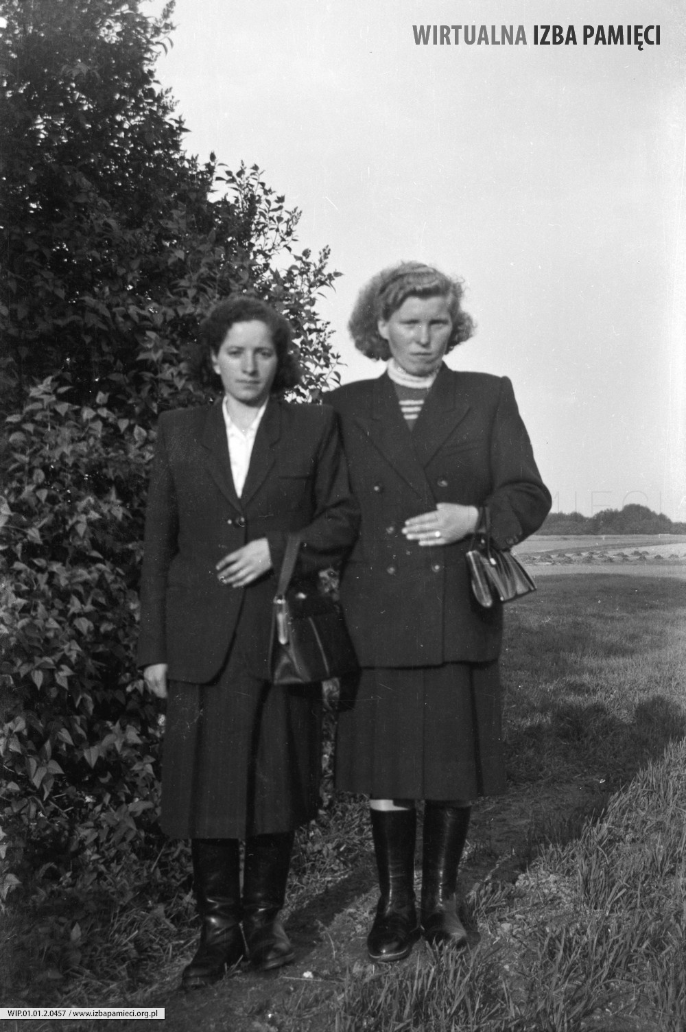 Lata 50. XX wieku. Justyna Warcaba (z prawej) z Mołodycza z koleżanką