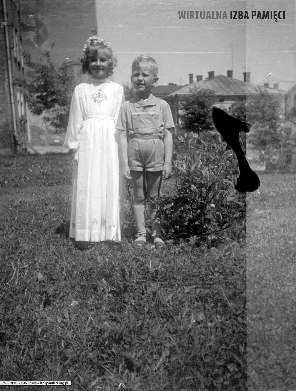 Lata 60. XX wieku. Dziewczynka w dniu I Komunii ze swoim bratem