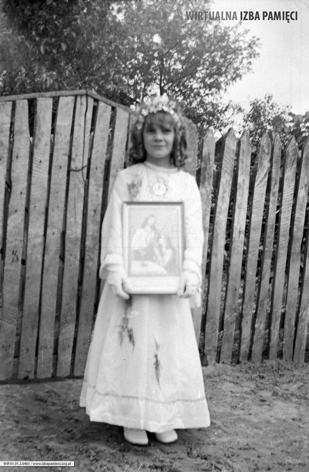 1973. Helena Purcha w dniu I Komunii z pamiątkowym świętym obrazkiem