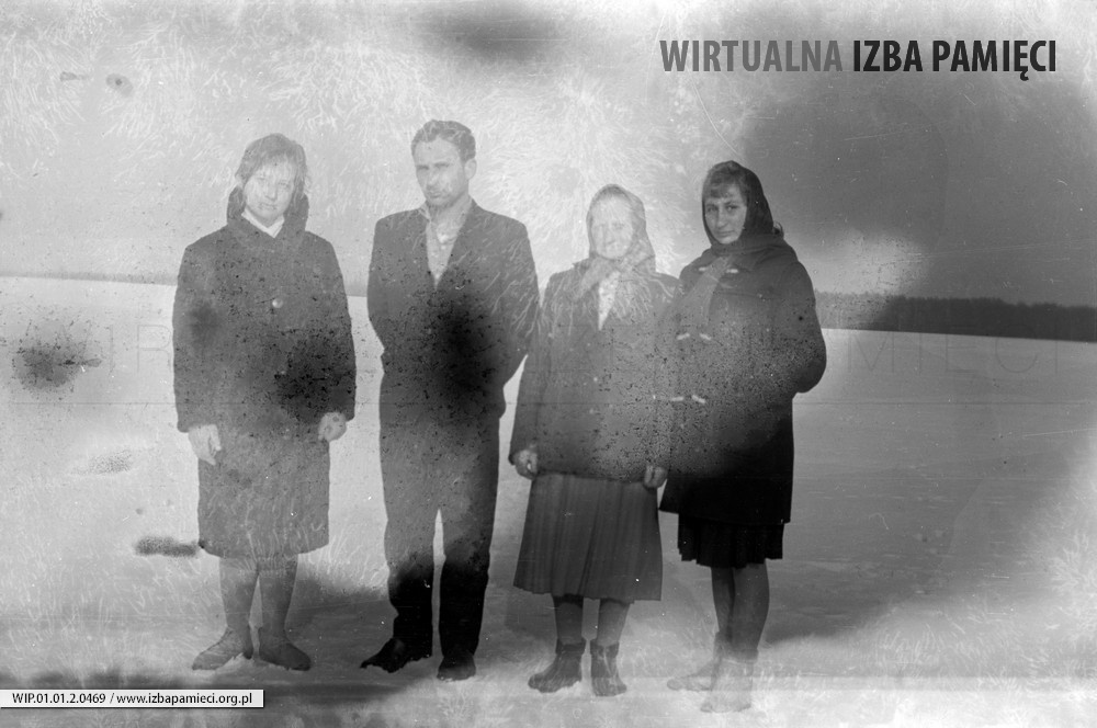 Lata 50. XX wieku. Stanisława Zagrobelny (z prawej) z matką i kuzynami