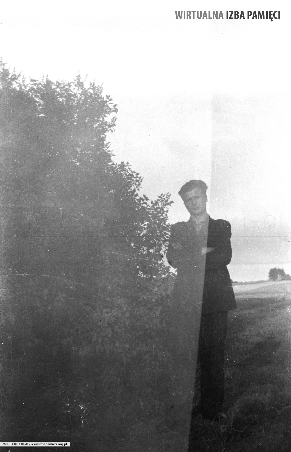 Lata 50. XX wieku. Franciszek Hubacz z Mołodycza obok zielonego bujnego bzu